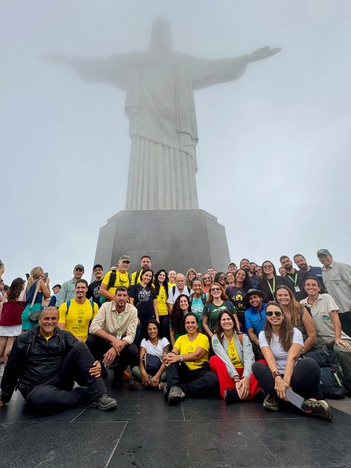 Participantes, voluntários, gestores e representantes de instituições parceiras reunidos no Cristo Redentor durante o lançamento oficial da Trilha Nacional Volta ao Rio - Foto: Marcus Carmo/ICMBio 