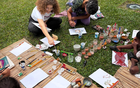 A oficina de pintura convidou crianças e adultos a pintarem com pigmentos naturais - Foto: Franciéli Barcellos/ICMBio