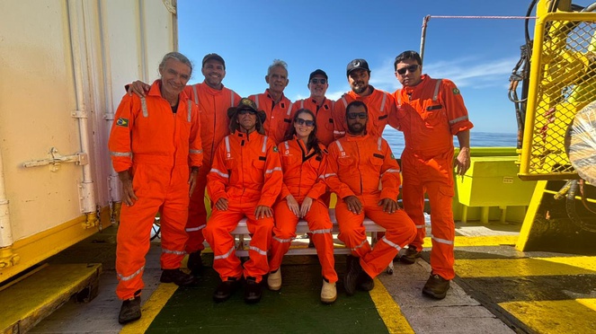 Equipe de pesquisadores e profissionais que participaram da 2ª Expedição Científica à Cadeia Vitória-Trindade, reunindo instituições de pesquisa, conservação e tecnologia dedicadas ao estudo da biodiversidade marinha brasileira – Foto: Carmina Renones 