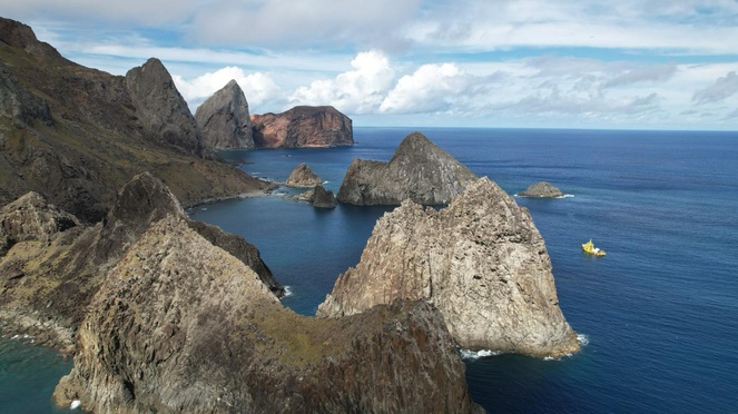 Chegada da equipe científica à Ilha da Trindade, um dos principais pontos de pesquisa da expedição e área estratégica para o estudo da biodiversidade marinha nas Unidades de Conservação oceânicas brasileiras – Foto: Carmina Renones 