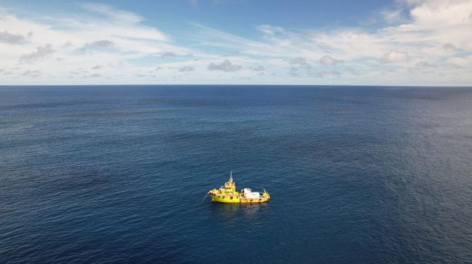 Navio DRS DeepSea, embarcação que deu suporte às atividades científicas da expedição, incluindo operações de mergulho técnico, lançamento de ROV e logística de pesquisa em alto-mar – Foto: Carmina Renones