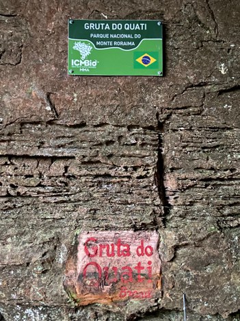 Placa da gruta do Quati - Foto: Acervo