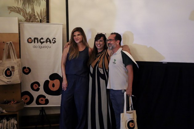 A embaixadora da onça, Cristiana Oliveira, a coordenadora executiva do Projeto Onças do Iguaçu, Yara Barros e o Chefe do Parque Nacional do Iguaçu, Ulisses dos Santos. Foto: Vinícius Boita/Parque Nacional do Iguaçu.
