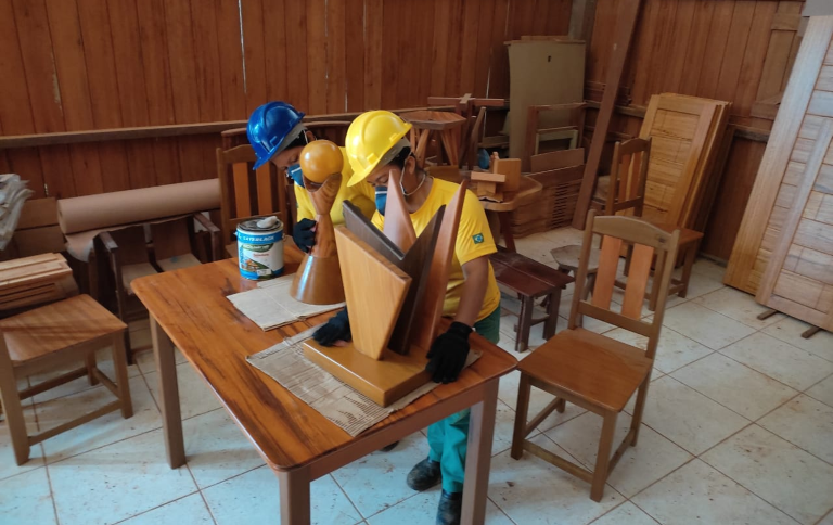 Artesãos produzem peças com madeiras reaproveitadas do manejo florestal