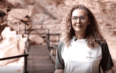 A chefe do Parque Nacional da Serra da Capivara, Marian Helen da Silva Gomes Rodrigues, integra uma geração formada no território que hoje atua na proteção e na gestão do patrimônio - Foto: Rubem Jayron/ICMBio