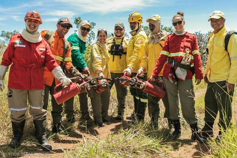 Queima prescrita realizada no Parna da Chapada dos Veadeiros reforça a cooperação entre brigadistas do ICMBio e parceiros institucionais. A ação integra manejo integrado do fogo, proteção dos ecossistemas do Cerrado e fortalecimento conjunto da capacidade de resposta. Foto: Vitor Saraiva