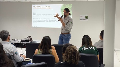 Coordenador do CBC/ICMBio apresentando as Instruções Normativas Federais. Foto: Olga Carmo/CBC