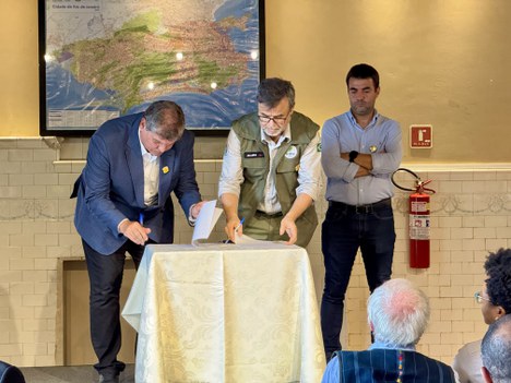 Momento da assinatura- Foto: Marcus Vinicius