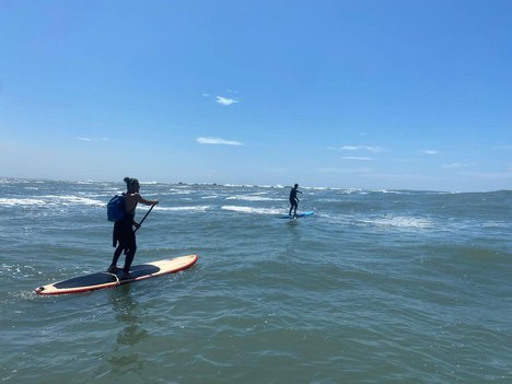 Os dois primeiros praticantes de stand up na inauguração da visitação - Foto: Acervo Revis Ilha dos Lobos