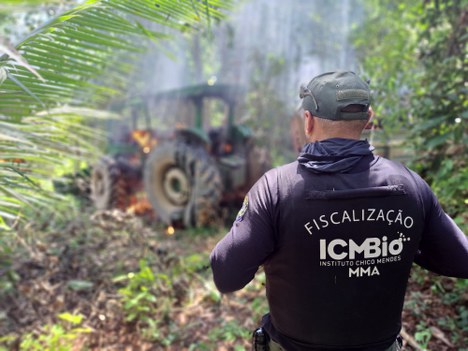 Maquinário utilizado na extração ilegal de madeira - Foto: Acervo