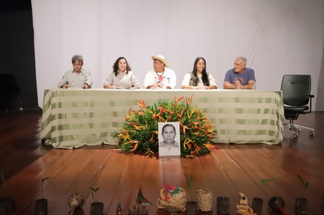 Maria Máxima Pires foi homenageada com uma foto colocada em frente à mesa que conduziu os trabalhos