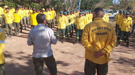 Presidente do ICMBio, Mauro Pires, em conversa com os brigadistas - Foto: Ricardo Peng/ICMBio