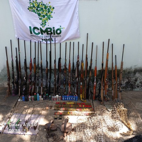 Armas de fogo, munições e diversas armadilhas de caça apreendidas - Foto: Acervo