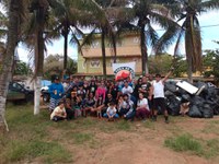 Lixo é recolhido de trilha ao longo do litoral do RJ