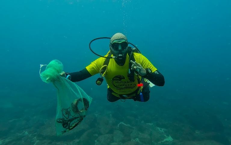 Pela primeira vez em mais de dez anos nenhum lixo foi encontrado nas ilhas durante o mutirão realizado pelo Projeto Ilhas do Rio. No mar, equipe de mergulhadores encontrou resíduos de pesca