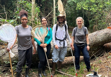 Equipe de pesquisadores que foi a campo. Da esquerda para a direita Luísa Alasmar, Kalana da Silva e Alexandre Domahovski (da Universidade Federal do Paraná), e Carla Floriano, coordenadora da expedição - Foto: Divulgação 