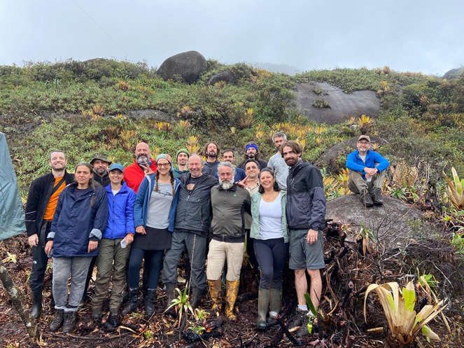 Grupo de pesquisadores e convidados que participaram da expedição de 2022 na Serra do Imeri liberada pelo professor Miguel Trefaut da USP – Foto: Divulgação  