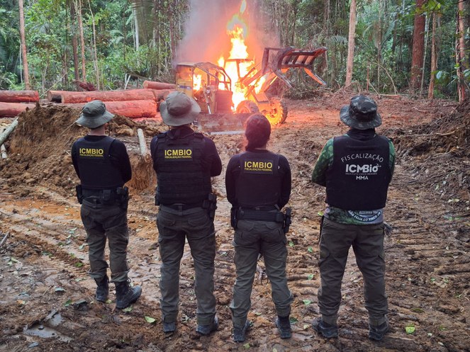 Equipes do ICMBio queimam maquinário utilizado em atividade ilegal dentro de Unidade de Conservação Federal no Pará - Foto: Gabriela Duarte/ICMBio