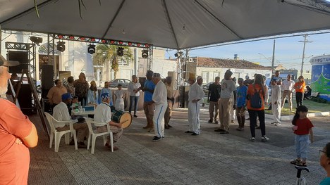 Artesãos locais e apresentações culturais movimentaram o público, fortalecendo o turismo local - Foto: Divulgação/Arquivo do Parna Lagoa do Peixe