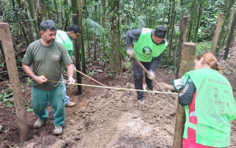 Voluntários e equipe do Parque Nacional do Itatiaia durante os trabalhos de construção do Caminho Acessível do Voluntariado