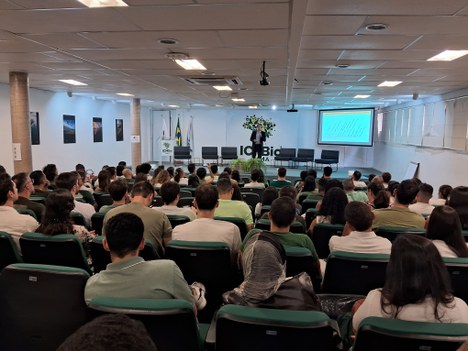 Durante a palestra, Felipe Lopes da Cruz discute os avanços e desafios da administração pública brasileira - Foto: Acervo