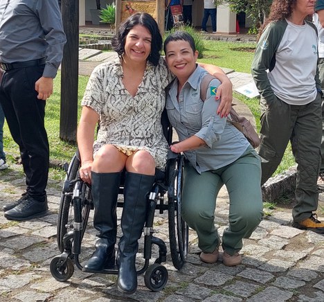 Fernanda Boaventura com a Secretária Nacional dos Direitos da Pessoa com Deficiência, Anna Paula Feminella, no 1º Encontro de Acessibilidade do Instituto Chico Mendes – março/2025 - Foto: Ricardo Peng/ICMBio