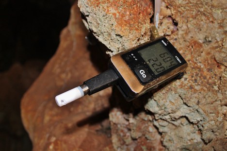 Termo-higrômetro em funcionamento na Lapa do Caboclo, no Parque Nacional Cavernas do Peruaçu - Foto: Mauro Gomes/ICMBio 