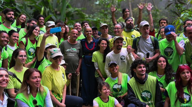 Junto a voluntários do ICMBio, a Ministra Marina Silva participou, nesta semana, do plantio de árvores no Parque Nacional da Tijuca - Foto: Jussara Beserra 