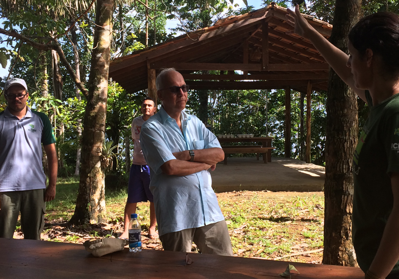 Georg Witschel durante visita ao Parque Nacional de Anavilhanas (Foto: Márcia Muchagata)