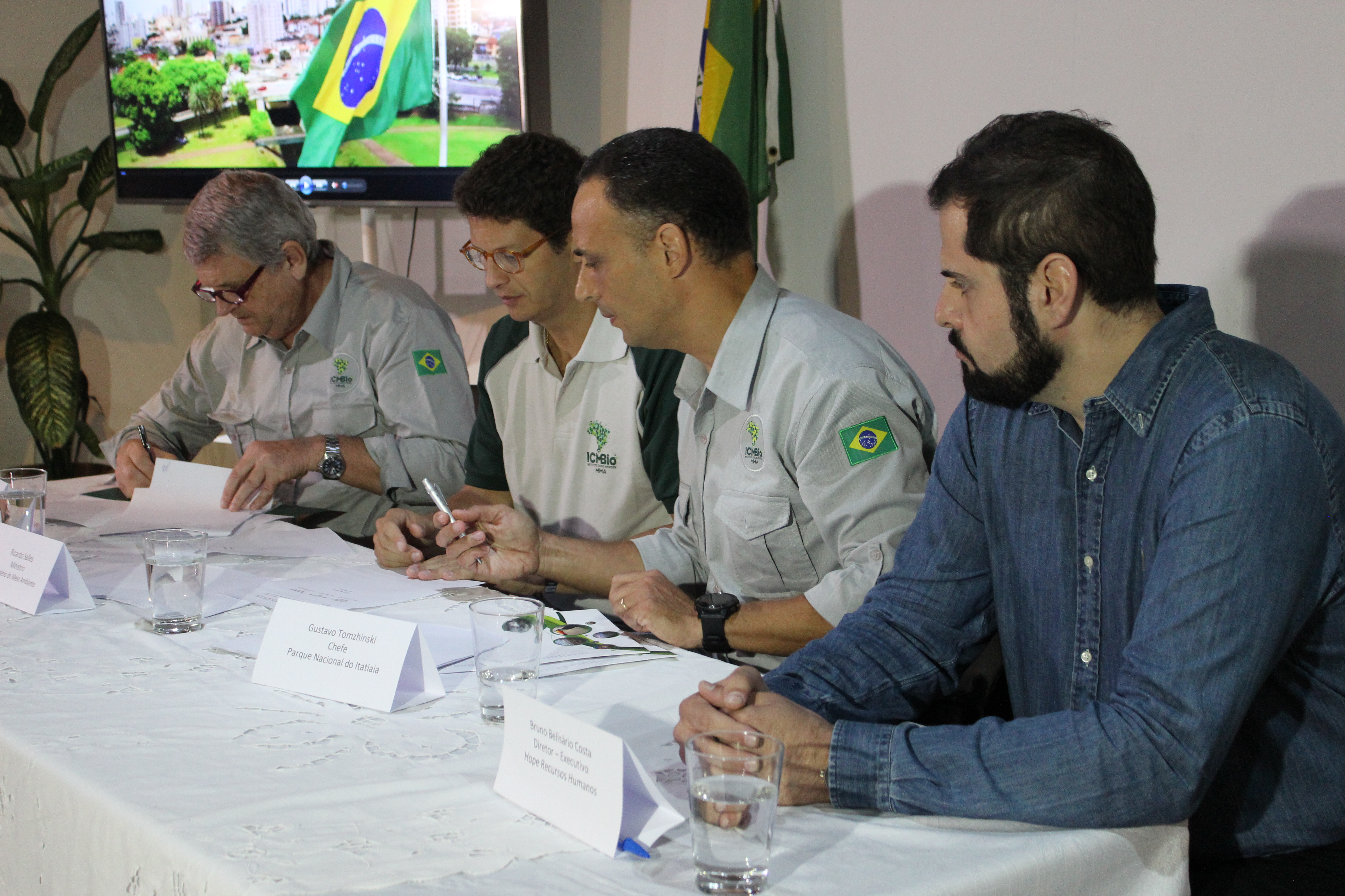 Assinatura do contrato de concessão. (Foto: Bruno Bimbato)