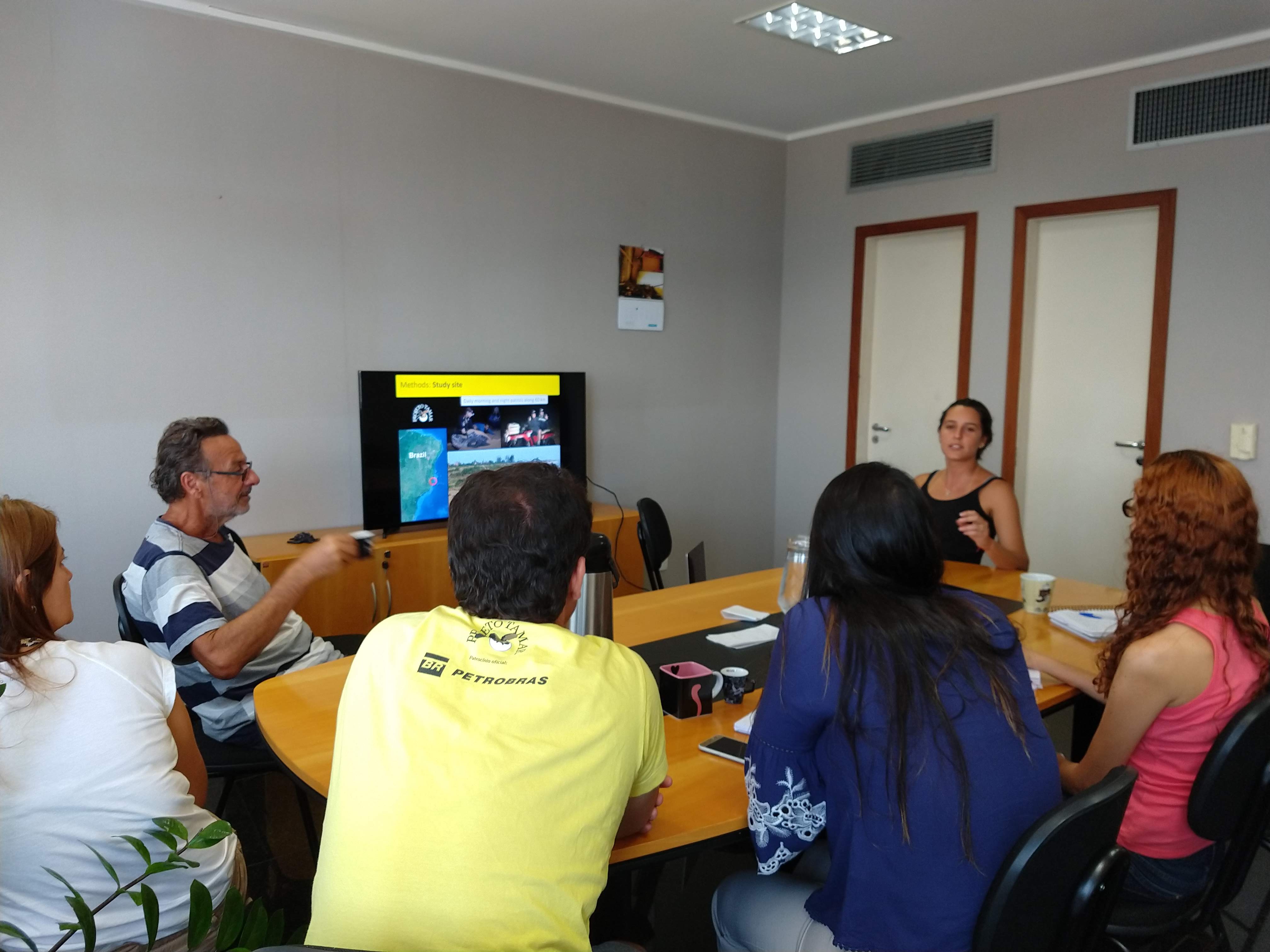 Equipe assite apresentação da pesquisadora Liliana Colman