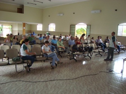 Monitores apresentam armadilha para monitoramento de borboletas (Foto: Bruno Bimbato)