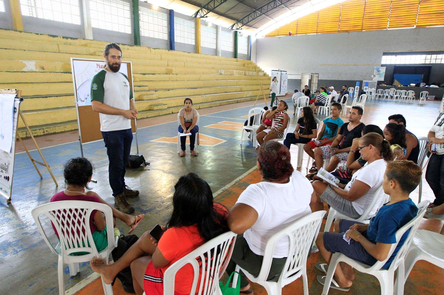 Servidor do ICMBio apresenta dados sobre a floresta no Parque Nacional do Jaú (Foto: Bruno Bimbato)