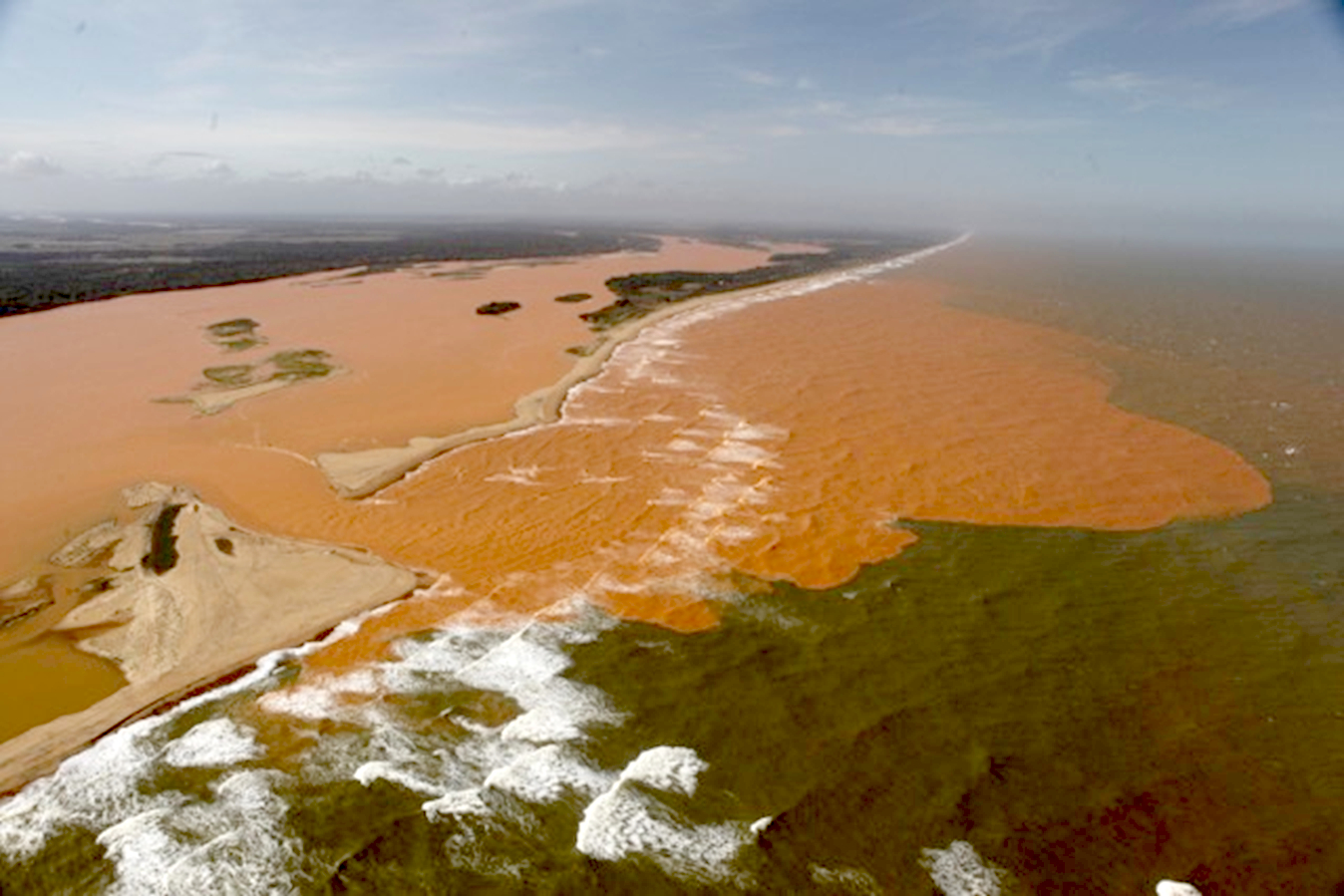 Foz do Rio Doce em Linhares (ES) após chegada dos sedimentos (Acervo ICMBio)