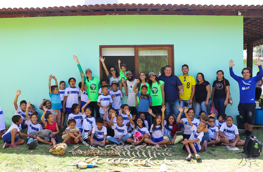Estudantes participaram da soltura do peixe-boi-marinho (Foto: Thiago Hara)