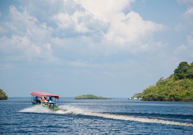 Turistas passeiam de barco no Parque Nacional do Jaú (Foto: Josângela Jesus)