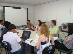 Júlia Zapata (gesticulando) na abertura da Oficina de Elaboração dos Planos de Proteção (Foto: Sandra Tavares)