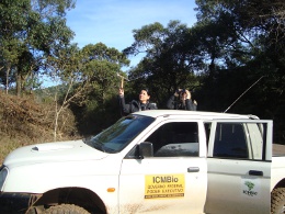 Técnicos do parque na ação de monitoramento da espécie (Arquivo Parna Araucárias/ICMBio)