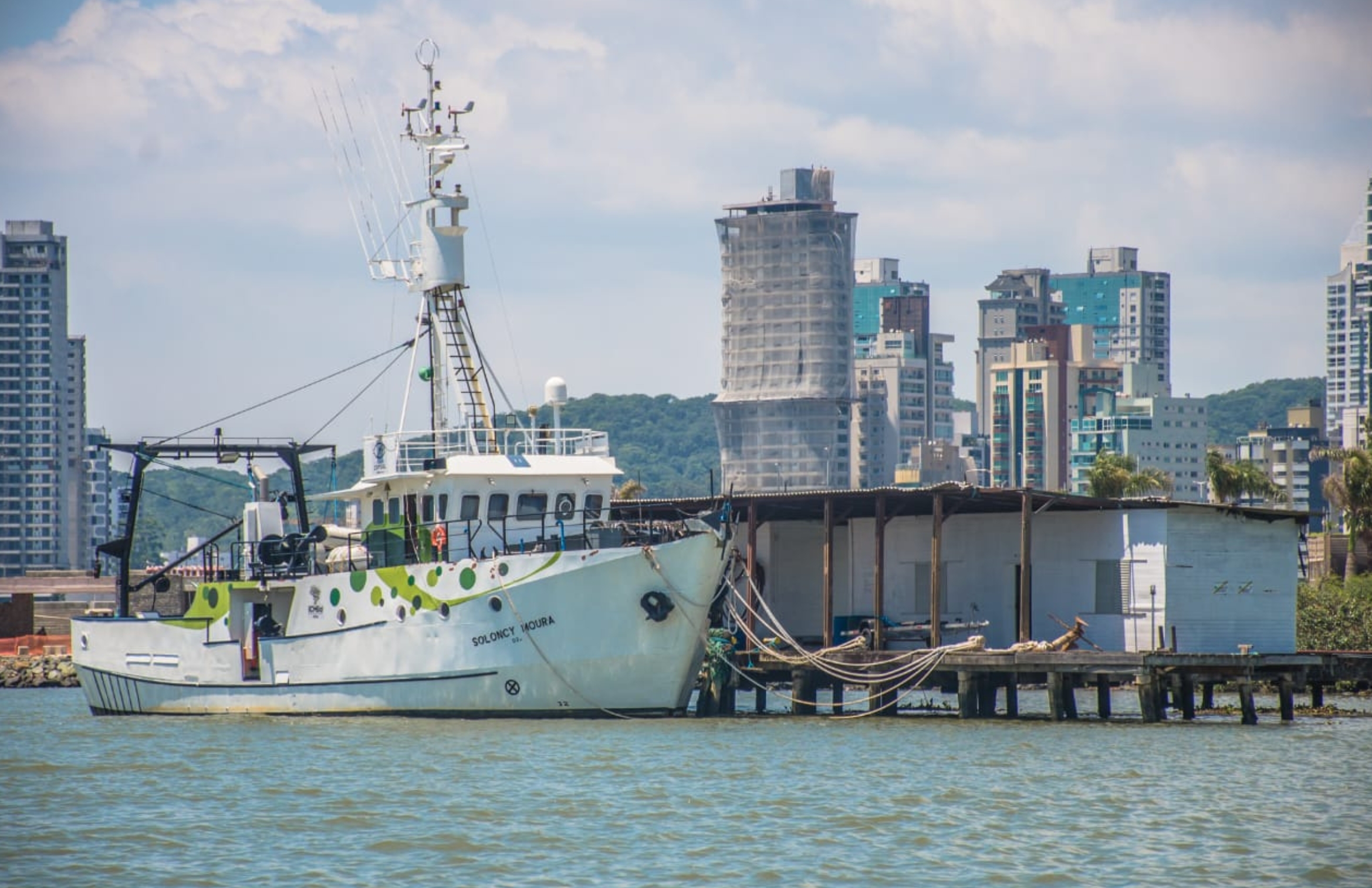 Navio de Pesquisa Soloncy Moura, do ICMBio, realiza expedição científica sobre tubarões e raias no litoral catarinense