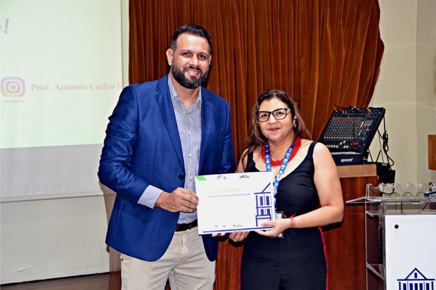 Antônio Carlos Júnior, do TCE-PA, com Giselle Rachid, que representou a direção do IEC durante o evento.