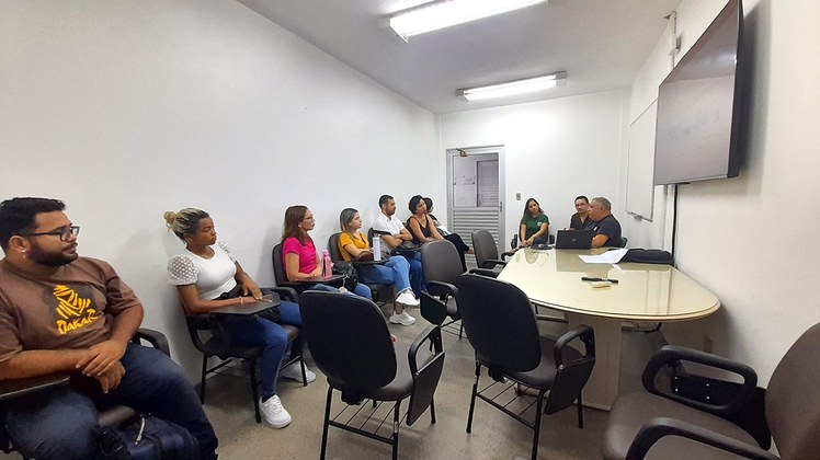 Alunos foram recebidos pelo servidor Elivam Vale e pela bolsista Fiotec, Denise Santos