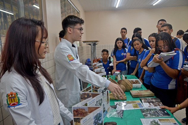Universitários da UEPA usaram as salas de aula da escola para divulgar informações técnico-científicas aos estudantes.