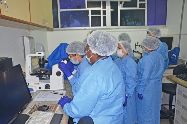 Após a coleta, os alunos acompanharam o processo de tratamento e análise das amostras nos laboratórios do IEC