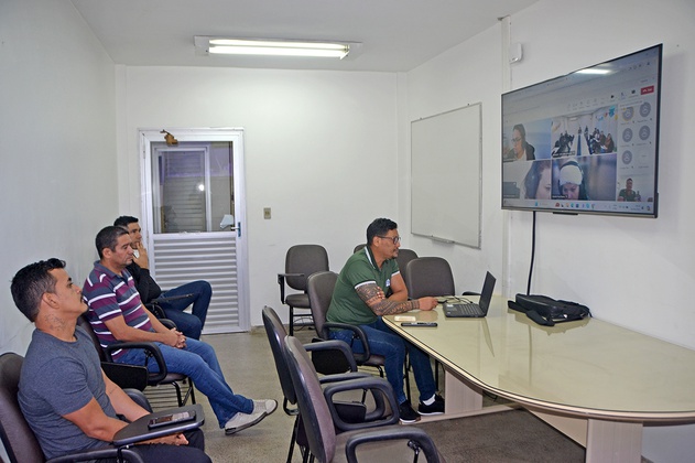 Durante a parte teórica do treinamento, foram apresentados os procedimentos específicos de coleta para análise de metais.
