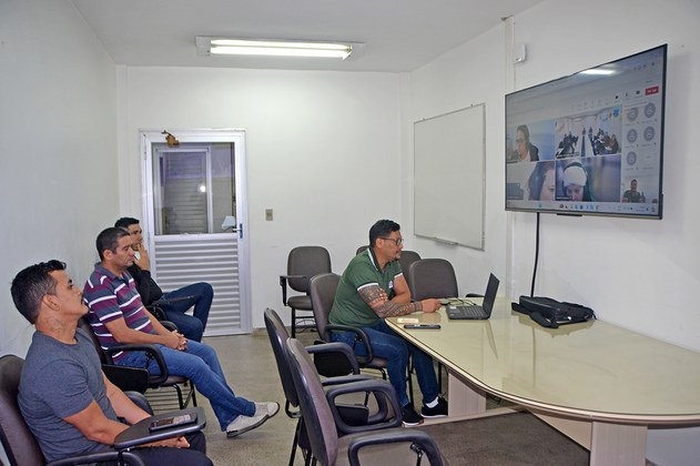 Durante a parte teórica do treinamento, foram apresentados os procedimentos específicos de coleta para análise de metais.