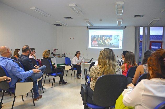 Chefes das seções científicas e responsáveis pelos laboratórios de referência do IEC reúnem com Marília Santini (CGLAB/SVSA/MS)