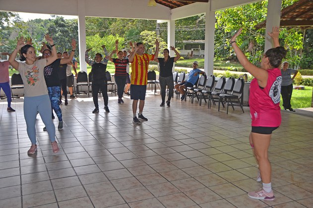 Momentos de descontração durante a aula de dança.