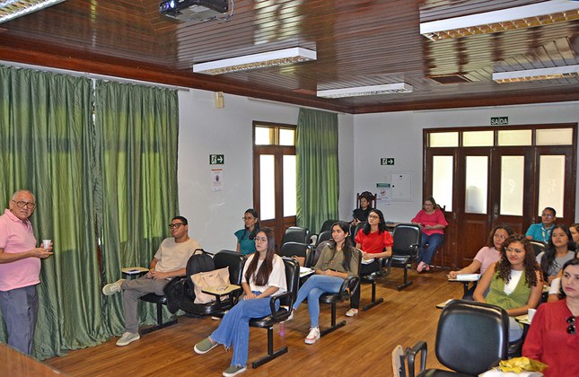 Palestra abordou a importância da formação de virologistas e os requisitos para ter sucesso na carreira científica