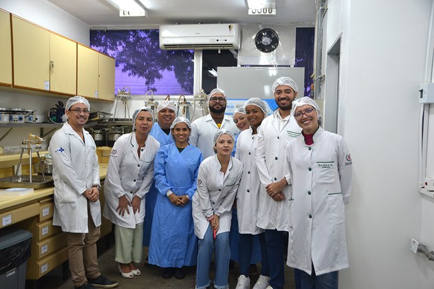 A visita aconteceu no Laboratório de Microbiologia Ambiental da Seção de Meio Ambiente (SAAMB/IEC)