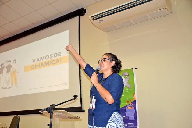 Risalva Macedo, do Setor de Saúde do Trabalhador (SESAT/IEC), coordenou uma atividade interativa